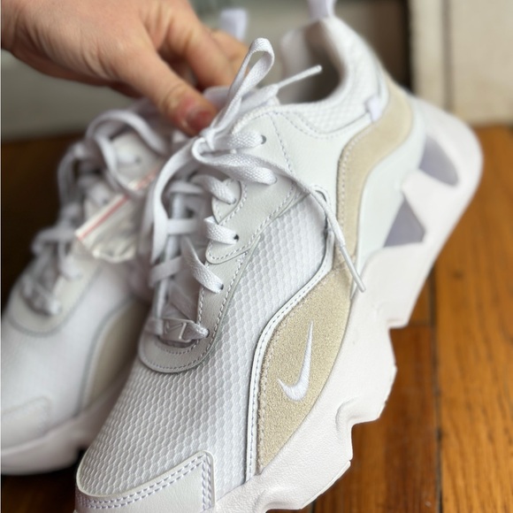 Women’s NIKE RYZ 365 2 White and Cream Athletic Sneakers Size 8 NEW - Picture 4 of 8